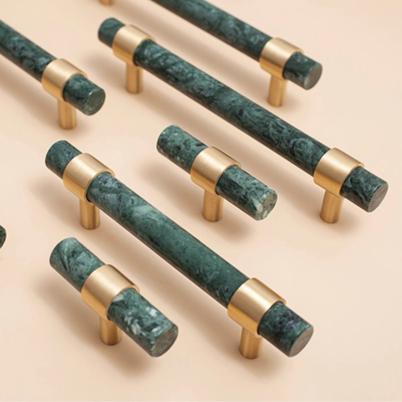 Kia - Grön marmor och borstad mässing