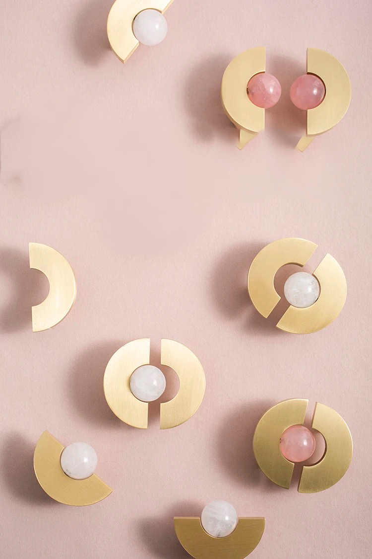 Luca - Brushed brass with round stone