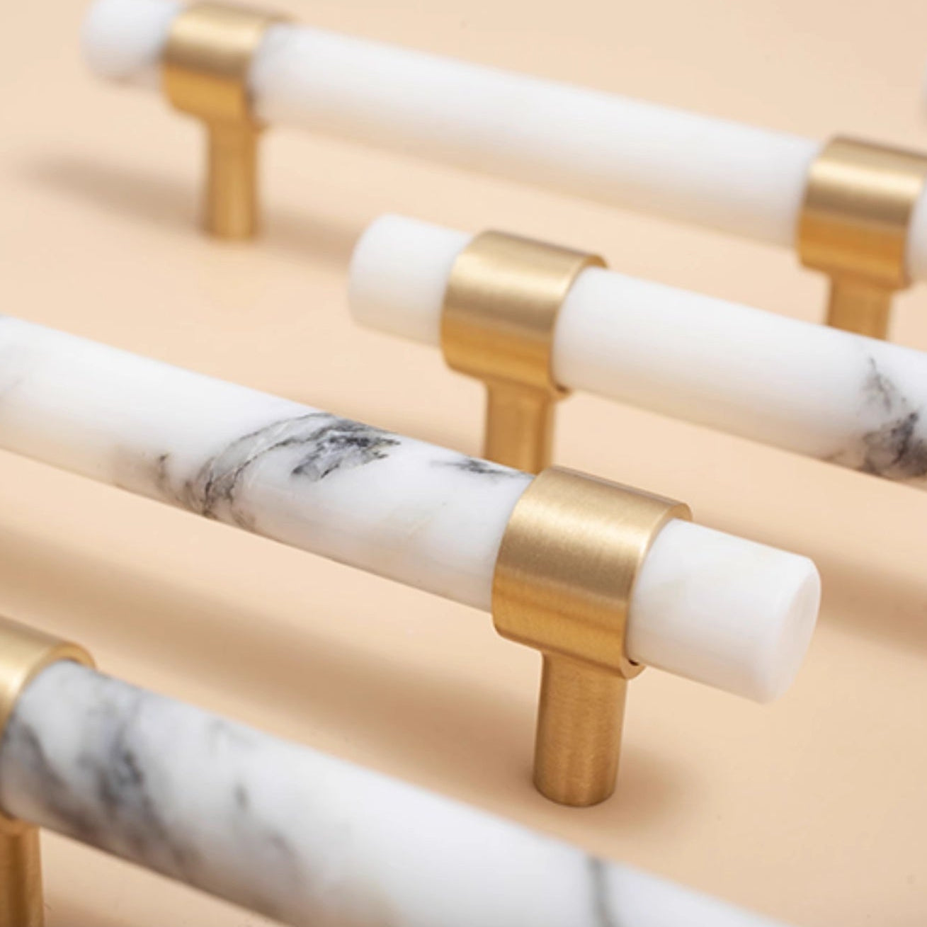 Kia - Vit marmor och borstad mässing