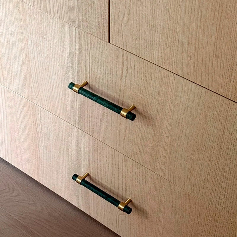 Kia - Grön marmor och borstad mässing