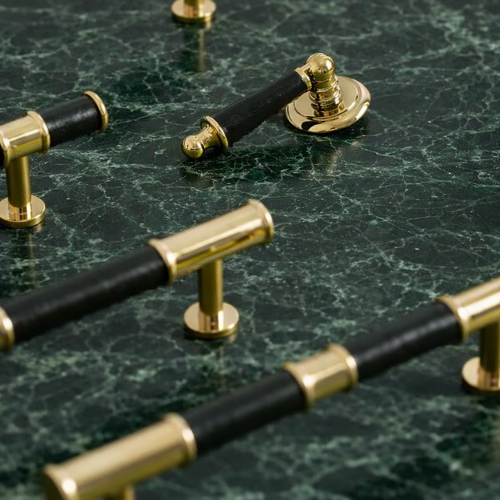 Tuva - Mässing och läder - Pine Green